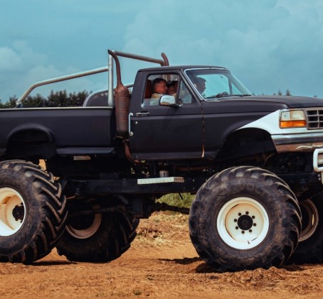 Jazda Co-Drive Monster Truckiem (4 osoby) | Wiele Lokalizacji