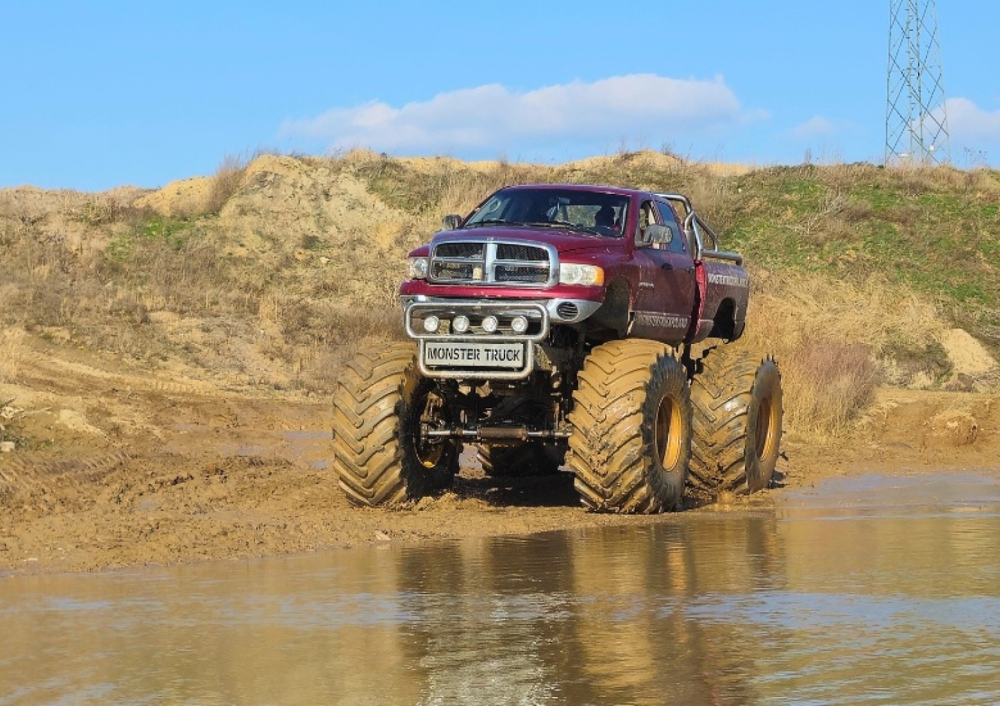 Jazda Monster Truckiem dla Rodziny i Przyjaciół (60 minut) | Wiele Lokalizacji