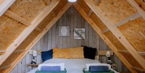 Urokliwy Pobyt w Szałasie (1 Noc, 2 Osoby) | Siedlisko Raz Się Żyje | Adamów-Prezent dla Pary_P