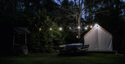 Urokliwy Pobyt w Szałasie (1 Noc, 2 Osoby) | Siedlisko Raz Się Żyje | Adamów-Prezent dla Rodziców_P