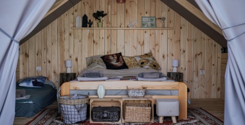 Urokliwy Pobyt w Szałasie (1 Noc, 2 Osoby) | Siedlisko Raz Się Żyje | Adamów-Prezent na Rocznicę_P