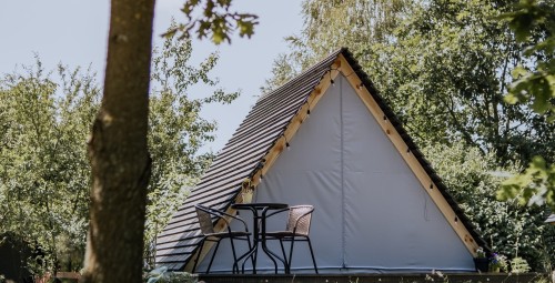 Urokliwy Pobyt w Szałasie (2 Noce, 4 Osoby) | Siedlisko Raz Się Żyje | Adamów-Prezent dla Przyjaciół_P