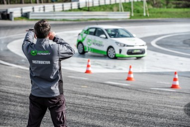 Szkolenie z Doskonalenia Bezpiecznej Jazdy z Noclegiem dla Dwojga | Kielce-Prezent dla Przyjaciół_P