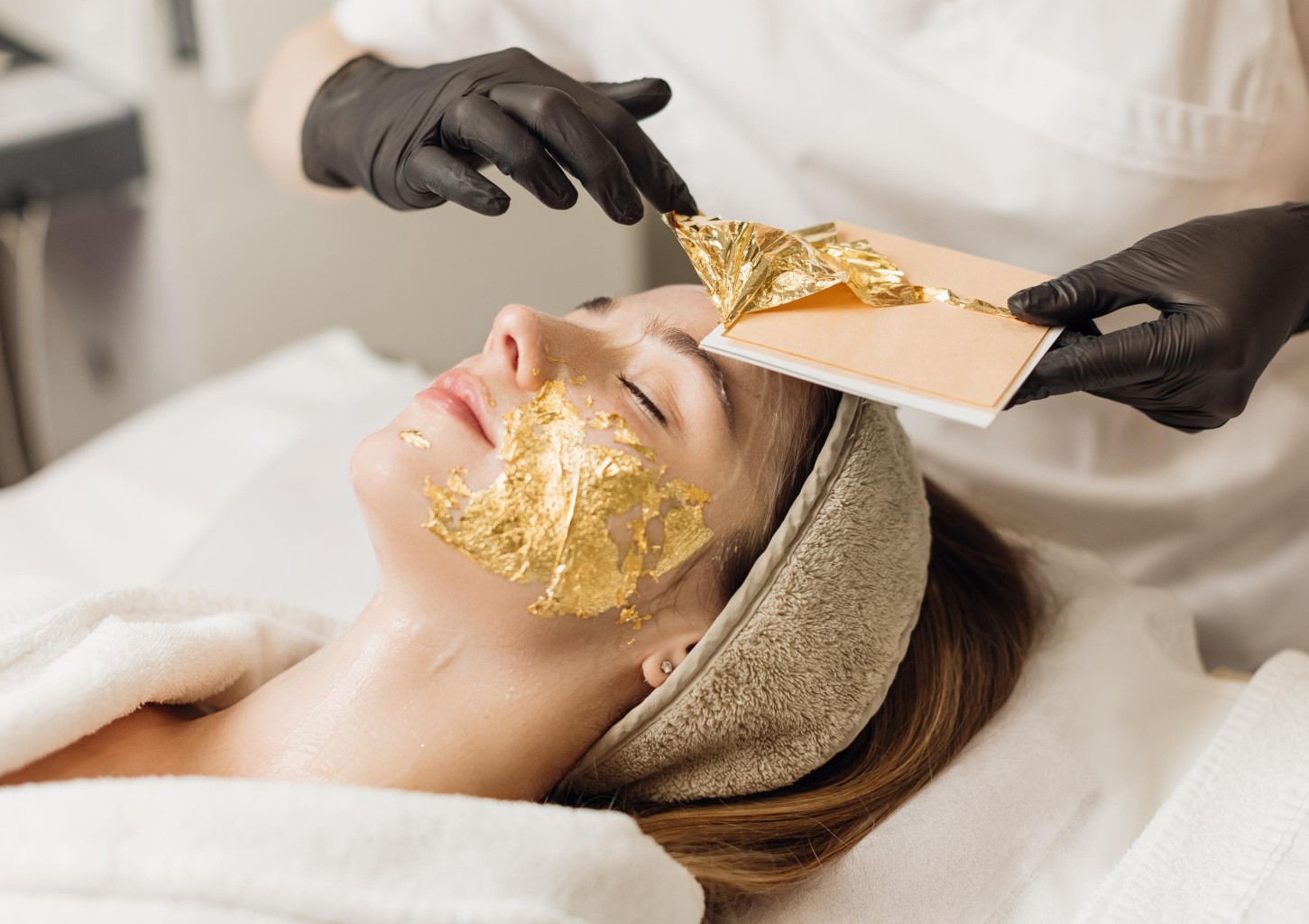 Odmładzający Zabieg na Twarz ze Złotem | Kraków