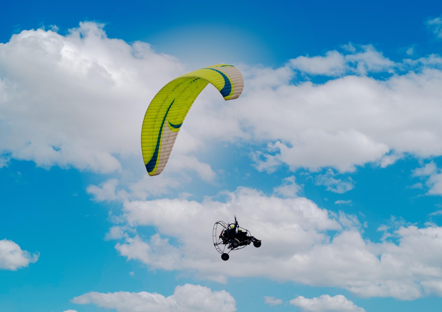 Lot Motoparalotnią dla Przyjaciół (10 minut) | Wiele Lokalizacji