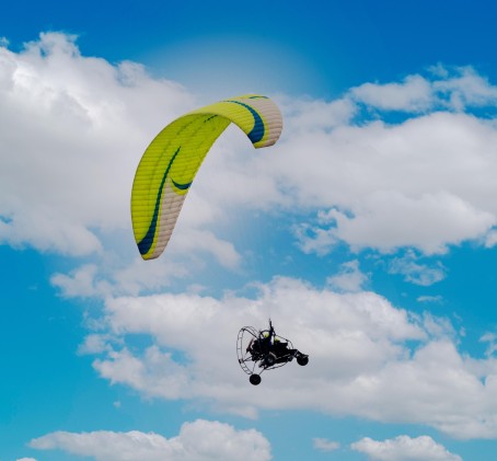 Lot Motoparalotnią dla Przyjaciół (10 minut) | Wiele Lokalizacji