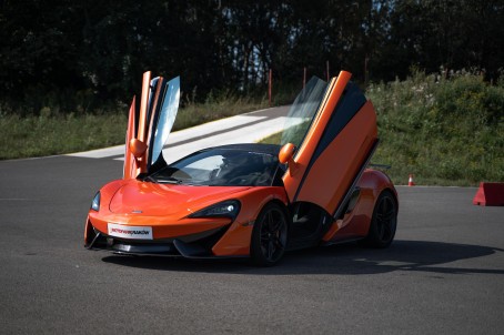 Pojedynek McLaren 570s Coupé vs. Ferrari California T | 2 okrążenia | Kraków