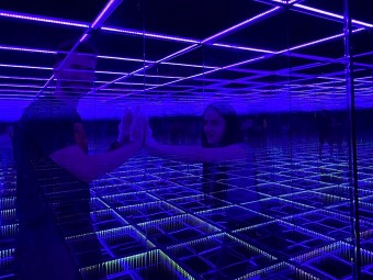 Przygoda w Szklanym Labiryncie dla Rodziny | Kraków-Prezent dla Rodziny_P