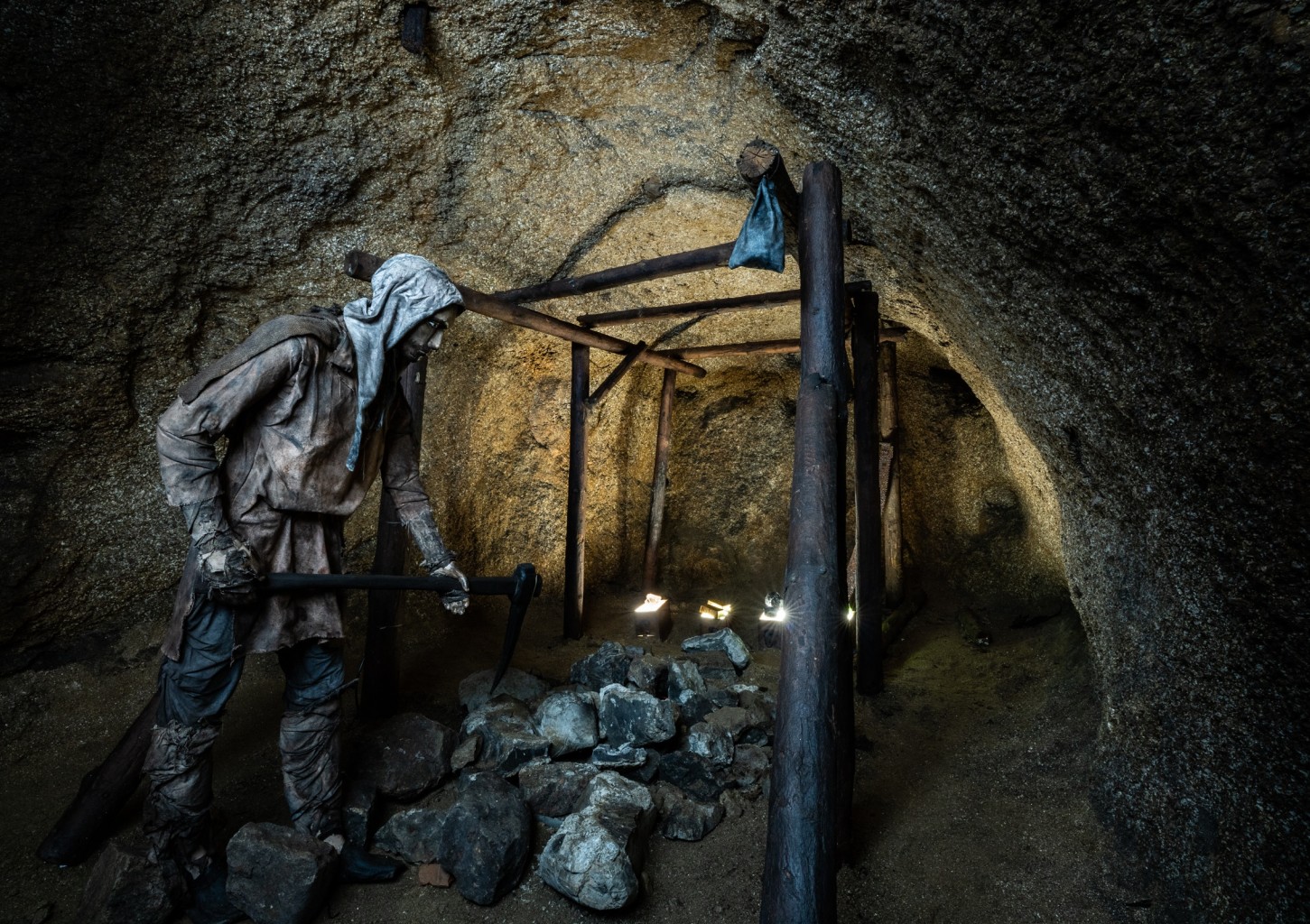 Przygoda w Podziemiach dla Rodziny (2+1) - Trasa Historyczna i Naukowa | Jelenia Góra