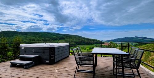 Odprężający Pobyt w Domku z Jacuzzi (2 Noce, 2 Osoby) | Pustelnik | Prezent dla Rodziców_P