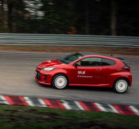 Jazda Toyotą GR Yaris | 2 okrążenia | Wiele Lokalizacji