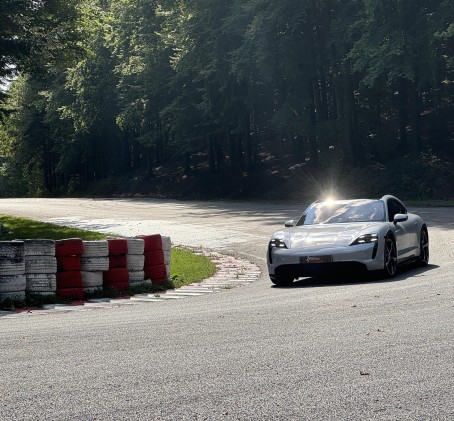 Jazda Porsche Taycan Cross Turismo 4S Performance Plus dla Dwojga | 5 okrążeń | Kielce
