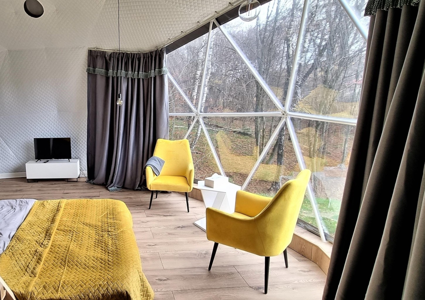 Glamping z Jacuzzi w Bieszczadach (3 Noce, 2 Osoby) | Dolina Gwiazd | Zawadka