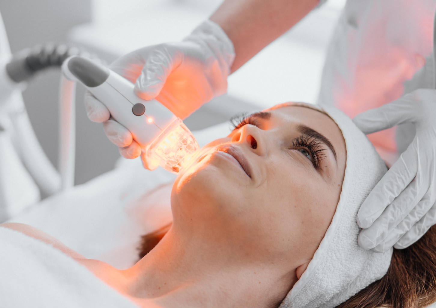 Rytuał Rozluźniająco-Liftingujący na Twarz z Fototerapią LED (90 minut) | Lublin