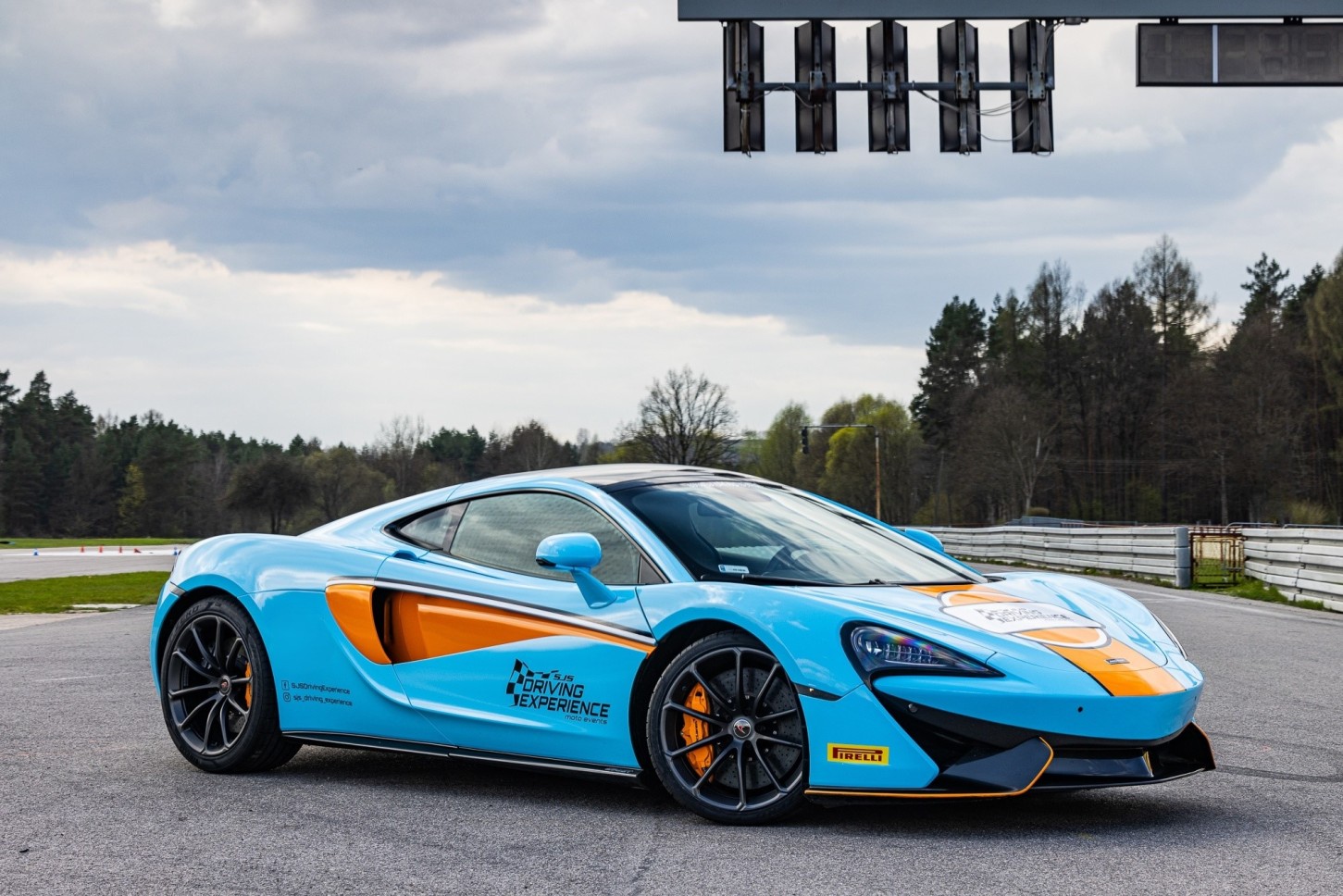 Poprowadź McLaren 570GT | 10 okrążeń | Wiele Lokalizacji 