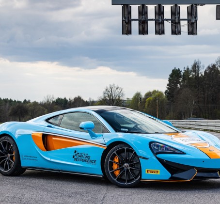 Poprowadź McLaren 570GT | 10 okrążeń | Wiele Lokalizacji