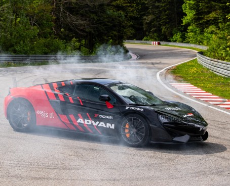 Poprowadź McLaren 570GT | 10 okrążeń | Wiele Lokalizacji 