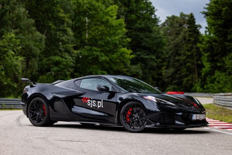 Poprowadź Chevroleta Corvette C8 | 2 okrążenia | Wiele Lokalizacji