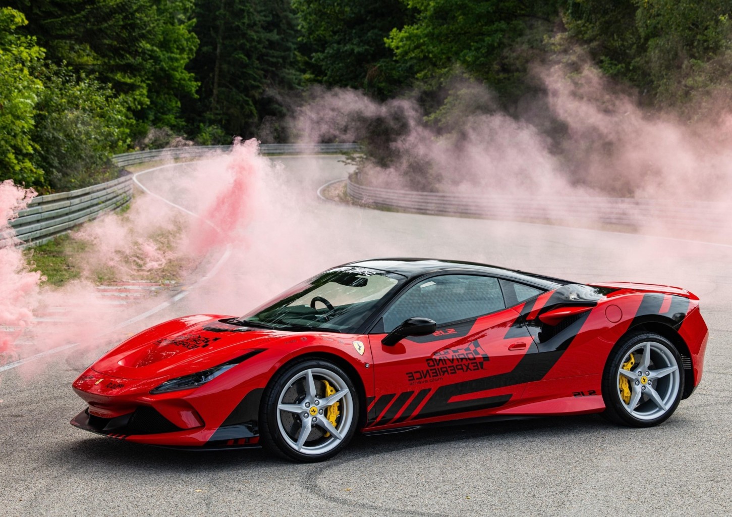 Poprowadź Ferrari F8 | 2 okrążenia | Wiele Lokalizacji