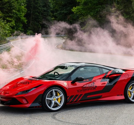 Poprowadź Ferrari F8 | 2 okrążenia | Wiele Lokalizacji