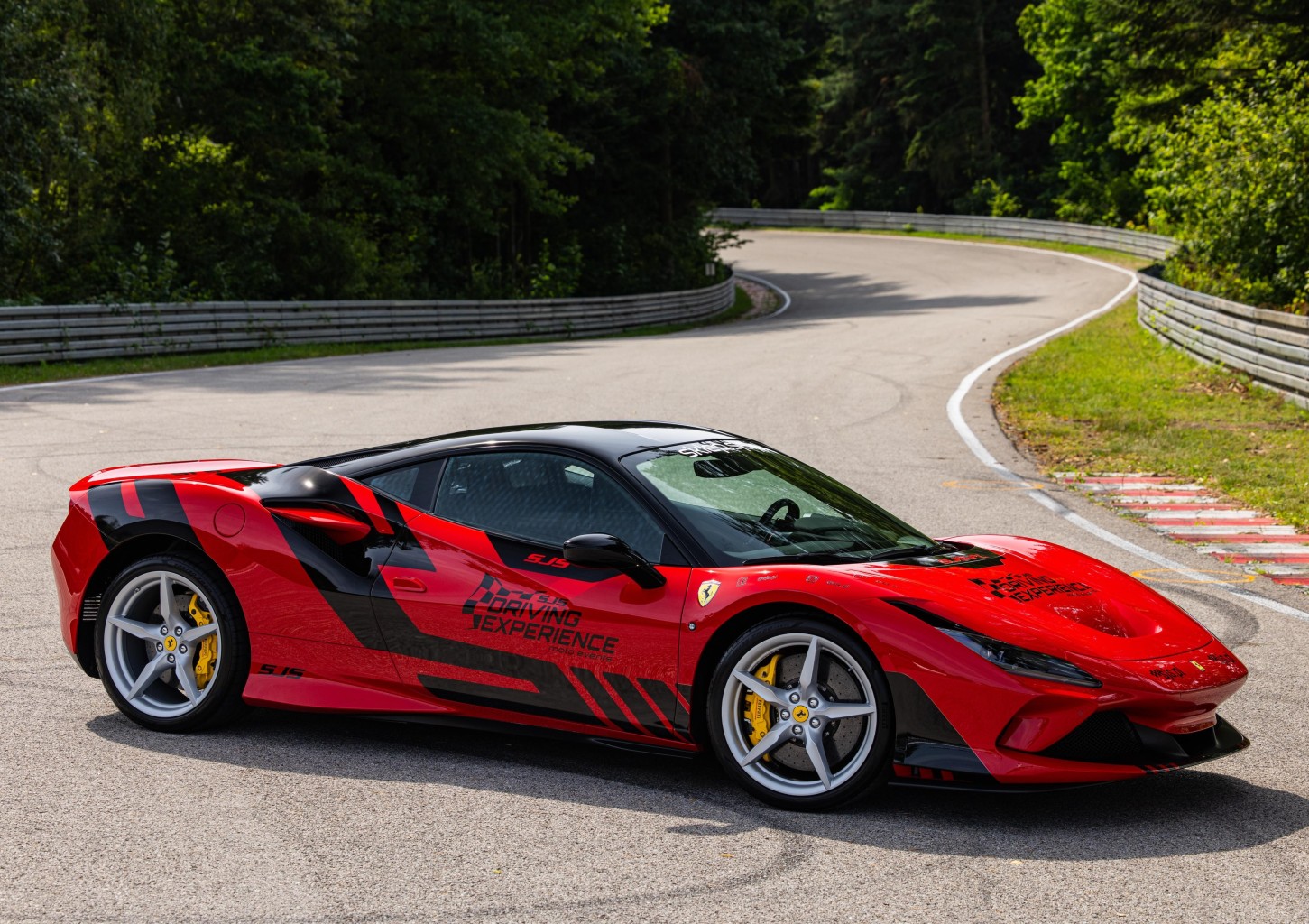 Poprowadź Ferrari F8 | 3 okrążenia | Wiele Lokalizacji