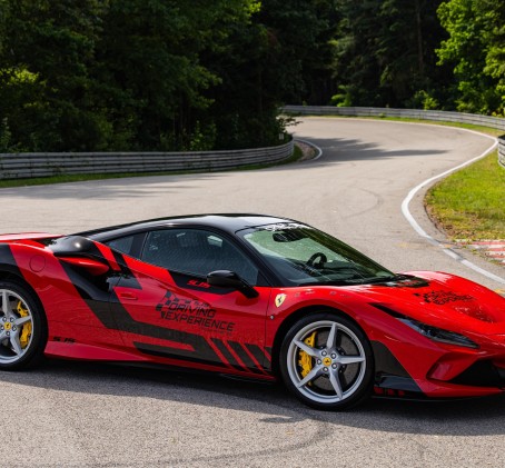 Poprowadź Ferrari F8 | 3 okrążenia | Wiele Lokalizacji