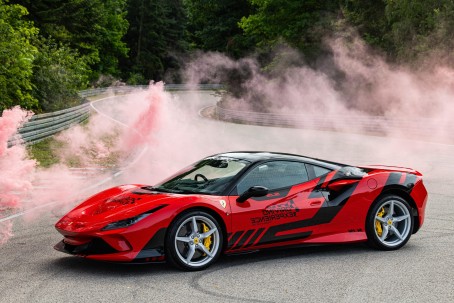 Poprowadź Ferrari F8 | 3 okrążenia | Wiele Lokalizacji