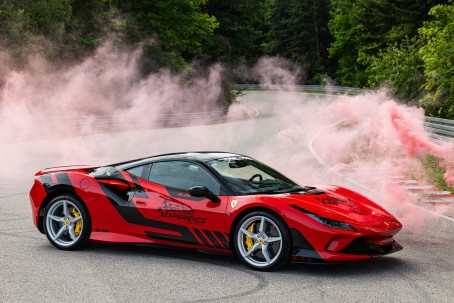 Poprowadź Ferrari F8 | 10 okrążeń | Wiele Lokalizacji