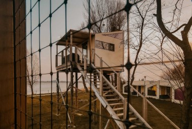 Rekreacyjny Pobyt pośród Drzew (2 Noce, 2 Osoby) | Mielno | HT Houseboats & Herbals-Prezent na Urodziny_P