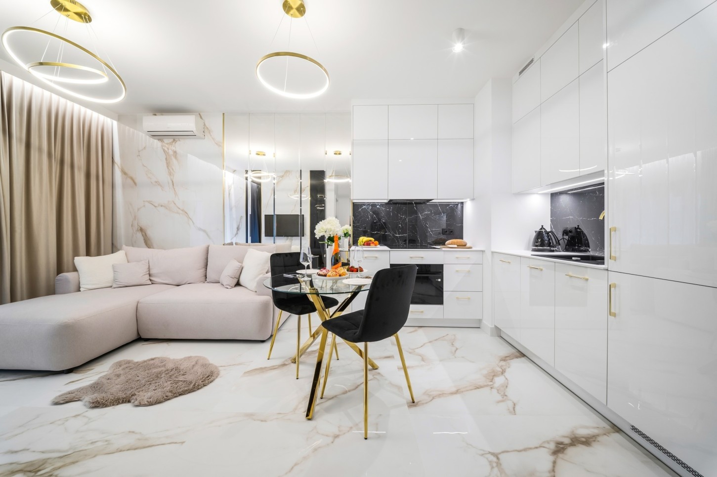 Romantyczny Pobyt w Apartamencie (2 Noce, 2 Osoby) | Golden Apartments | Warszawa 