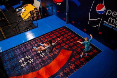 Szalona Zabawa w Parku Trampolin dla Dwojga (70 minut) | Kielce-Prezent dla Dwojga_P