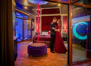 Romantyczny Pobyt w Apartamencie Pink (1 Noc, 2 Osoby) | Gdańsk | Secret Room-Prezent dla Męża_P