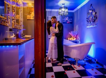 Romantyczny Pobyt w Apartamencie Pink (1 Noc, 2 Osoby) | Gdańsk | Secret Room-Prezent dla Żony_P