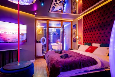 Romantyczny Pobyt w Apartamencie Pink (1 Noc, 2 Osoby) | Gdańsk | Secret Room-Prezent dla Pary_P