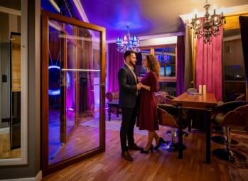 Romantyczny Pobyt w Apartamencie Pink (1 Noc, 2 Osoby) | Gdańsk | Secret Room-Prezent dla Małżeństwa_P