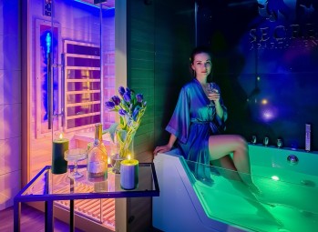 Romantyczny Pobyt w Apartamencie Green (1 Noc, 2 Osoby) | Toruń | Secret Room-Prezent dla Małżeństwa_P