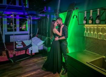 Romantyczny Pobyt w Apartamencie Green (1 Noc, 2 Osoby) | Toruń | Secret Room-Prezent na Rocznicę_P