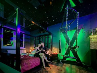 Romantyczny Pobyt w Apartamencie Green (1 Noc, 2 Osoby) | Toruń | Secret Room-Prezent dla Żony_P