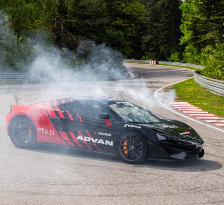 Poprowadź McLaren 570GT | 15 okrążeń | Wiele Lokalizacji 
