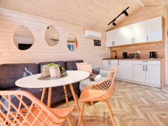 Odprężający Pobyt w Domku z Jacuzzi (1 noc, 1-5 Osób) | Zator | Holiday Park Zator Resort & Spa | Prezent dla Pary Młodej_P