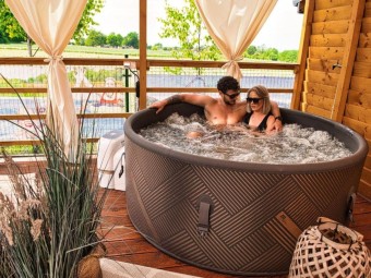 Romantyczny Glamping z Jacuzzi na Wyłączność (1 Noc, 2 Osoby) | Zator | Holiday Park Zator Resort & Spa-Prezent dla Dwojga_P