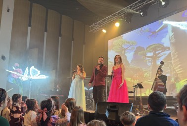 Koncert “Spotkaj Głosy z Bajek” dla Rodziny (1+1) | Wiele Lokalizacji-Prezent dla Rodziny_P