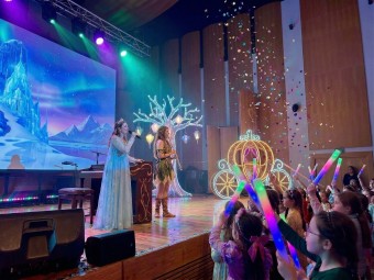 Koncert “Spotkaj Głosy z Bajek” dla Rodziny (2+1) | Wiele Lokalizacji -Prezent dla Rodziny_A