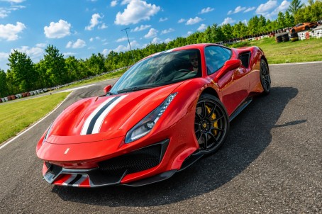 Jazda Ferrari 488 Pista | 3 okrążenia | Wiele Lokalizacji